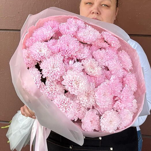 Нежный букет из розовых хризантем