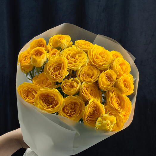 Моно букет с желтой кустовой розой💛