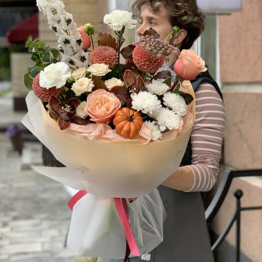 Букет сборный с георгинами