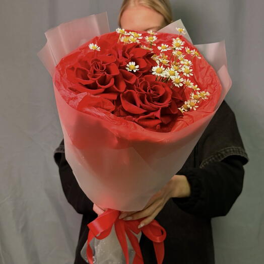 Букет (S) : с матрикарией и красными розами 🌹