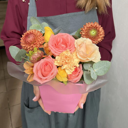 Яркая композиция из роз с георгинами