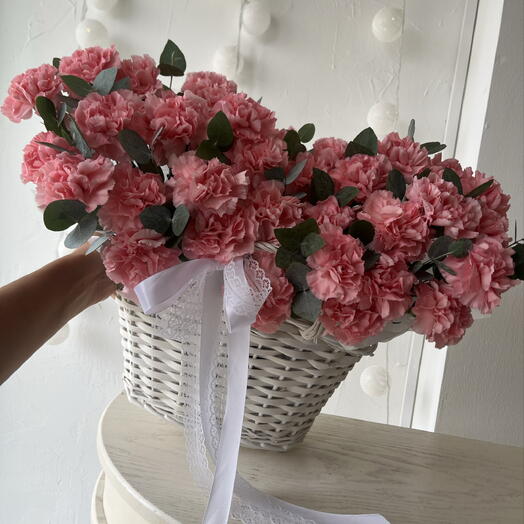 Корзина с цветами:диантусы и веточки эвкалипта 🌸
Размер L