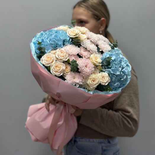 Моно букет из хризантемы,кустовой розы  и гортензии L