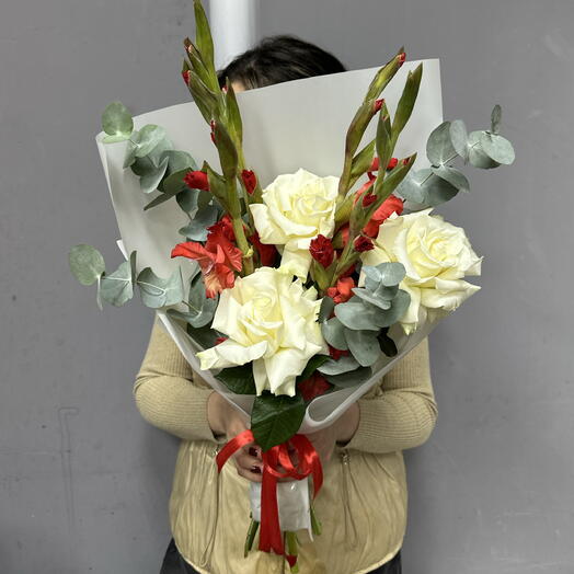 Белые французские розы и алые гладиолусы 🌹