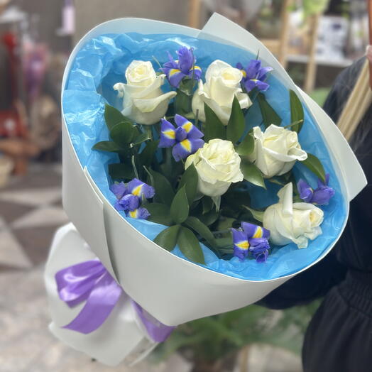 Букет Кремовых роз и ирисов