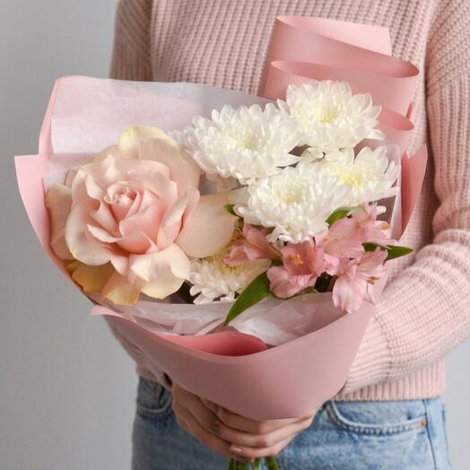 Нежный букет с французской розой, хризантемой и альстромерией🌸