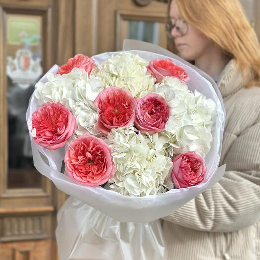 Букет из белоснежных гортензий и пионовидных роз 🌸