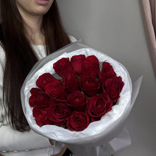 15 роз Кения красные