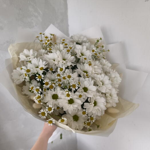 Букет хризантем, ромашек и лагуруса