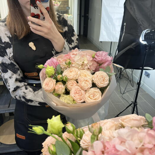 Букет с гортензией, кустовой розой и эустомой, с добавлением эвкалипта