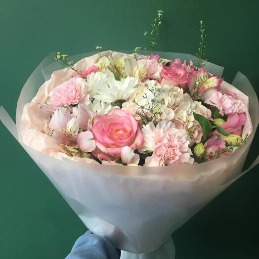 Букет с гортензией, розами ,альстромерией и гвоздикой