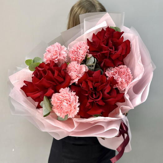 Красные ажурные розы и розовые диантусы