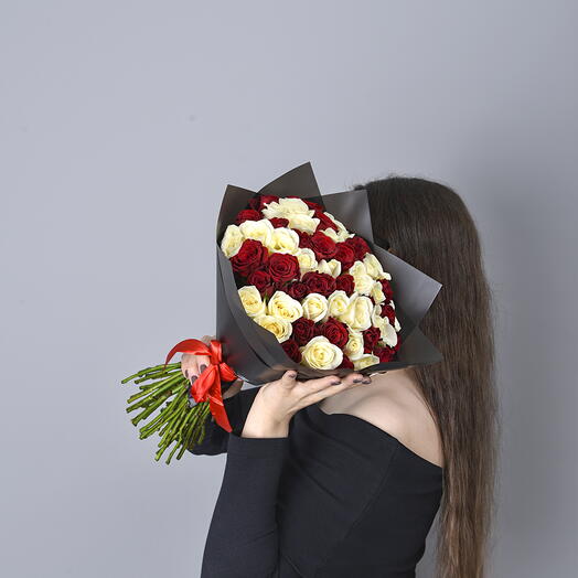 Микс из 51 Красной и Белой розы