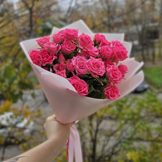 Романтичные кустовые розы, малиновые бутоны