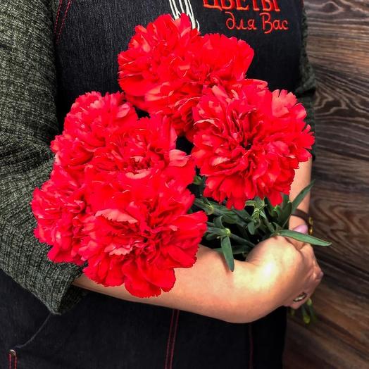 Bouquet of 7 red carnations