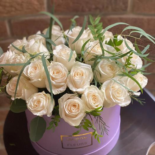 Box of 25 white roses