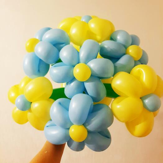 Bouquet of yellow and blue daisies