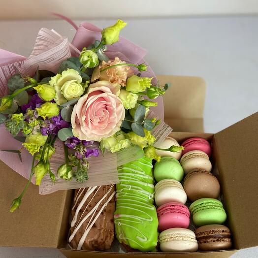 Ramo-cumplido y dulces, colores en el momento del pedido