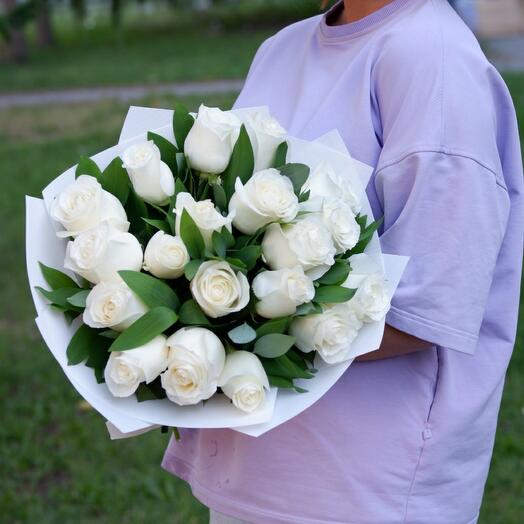 19 роз с зеленью