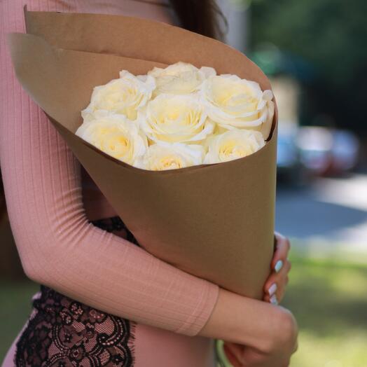 Peony-shaped beige roses