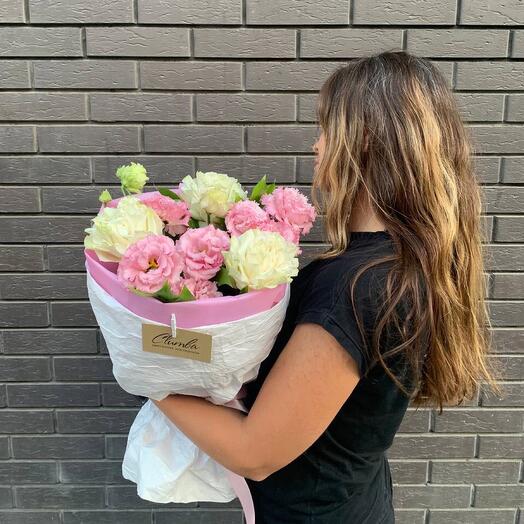 A delicate mix of Roses and eustoma