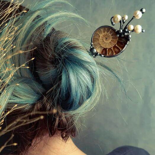 Gancho de cabelo com amonite e pérolas naturais