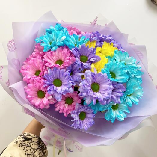 Bright daisies (bouquet of painted chrysanthemums)