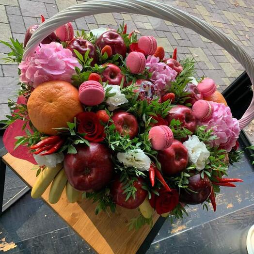 Фруктовая корзина с гортензиями