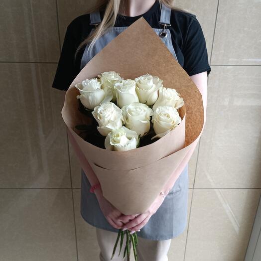 Букет из 9 белых роз в крафте