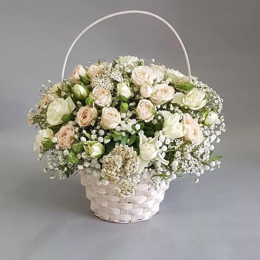 Корзиночка из роз и гипсофилы