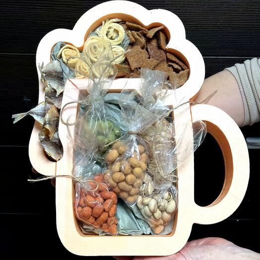 Пивная кружка со снеками