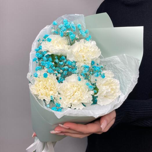 Нежный букет из белых диантусов и голубой гипсофилы💙