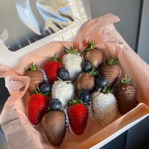 Клубника в шоколаде и голубика