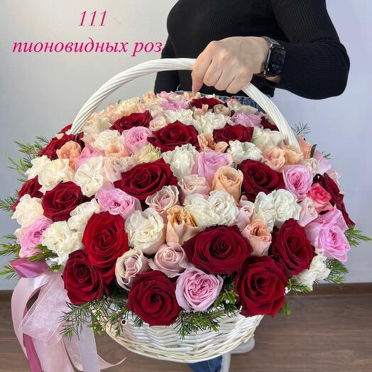 Корзина с пионовидными розами