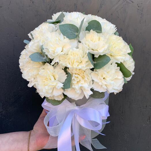 Caja de sombreros con claveles blancos fragantes y eucalipto