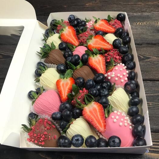 Set of chocolate-covered strawberries "A touch of pleasure"