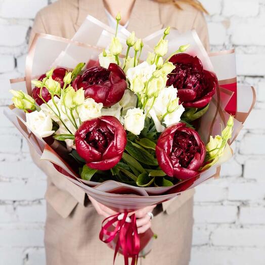 Bouquet of 5 red peonies with eustoma