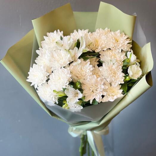 Beautiful bouquet of white chrysanthemums and alstroemeria