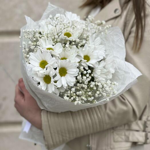 Букет из белой гипсофилы и белых хризантем в матовой плёнке