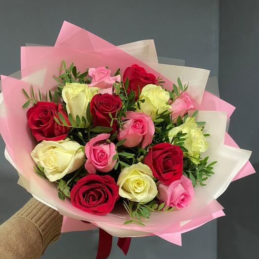 15 роз с зеленью