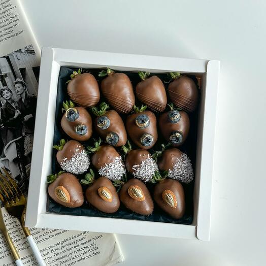 Клубничный бокс " Денди"