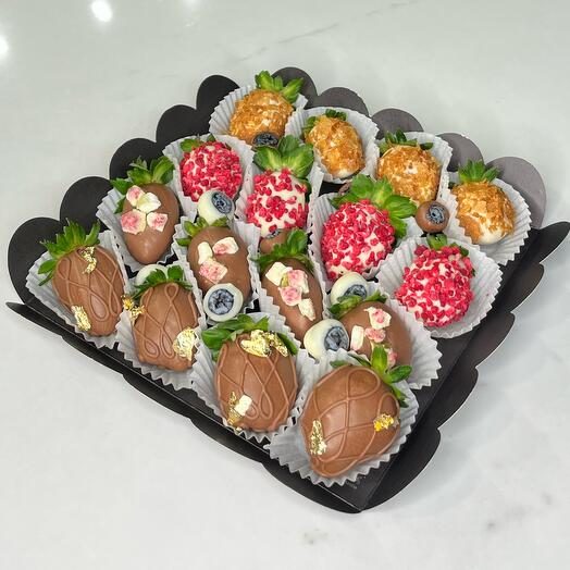 Клубника в бельгийском шоколаде с голубикой
