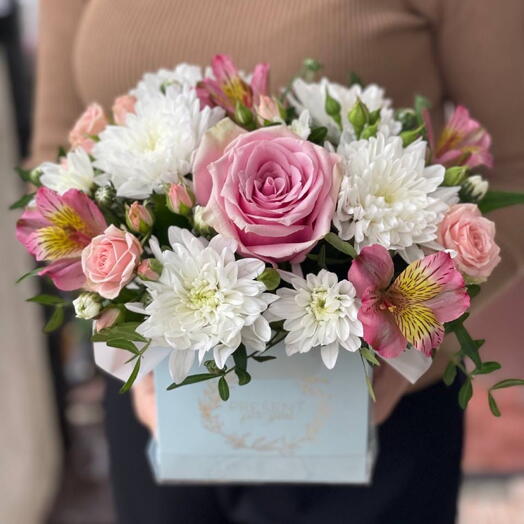 Rosas con crisantemo de arbusto delicado en una Caja