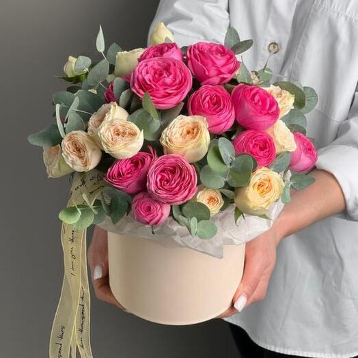 Composición brillante de rosas de peonía