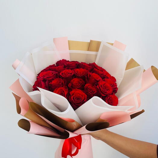 Classic love - 25 red roses bouquet