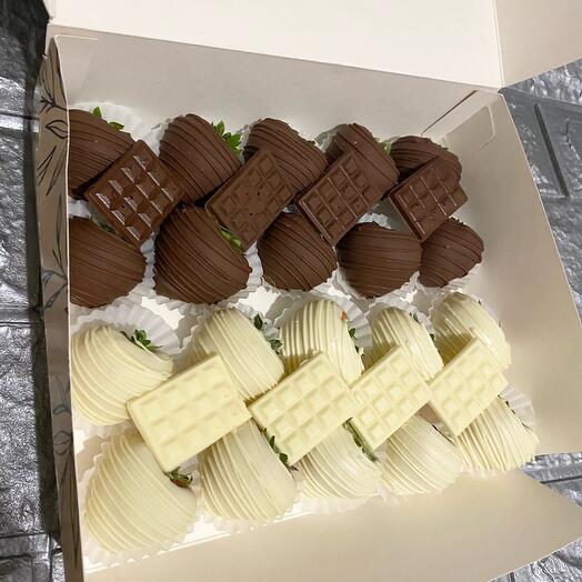 Strawberries in Belgian chocolate of 2 types