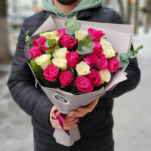 25 rosas con eucalipto (ramo blanco carmesí)