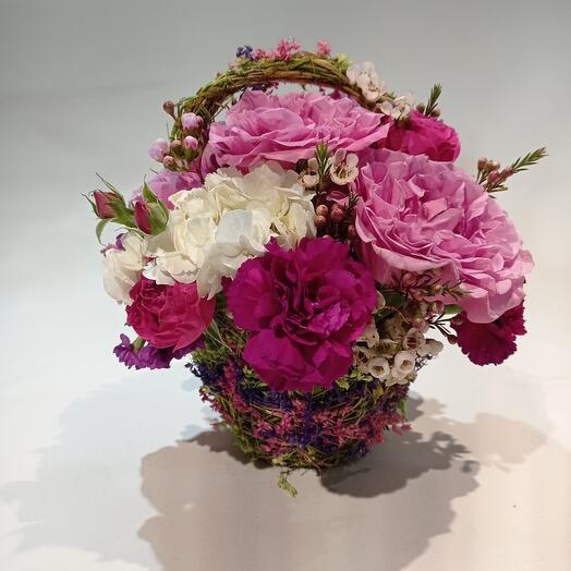 Cesta de rosas y Dianthus