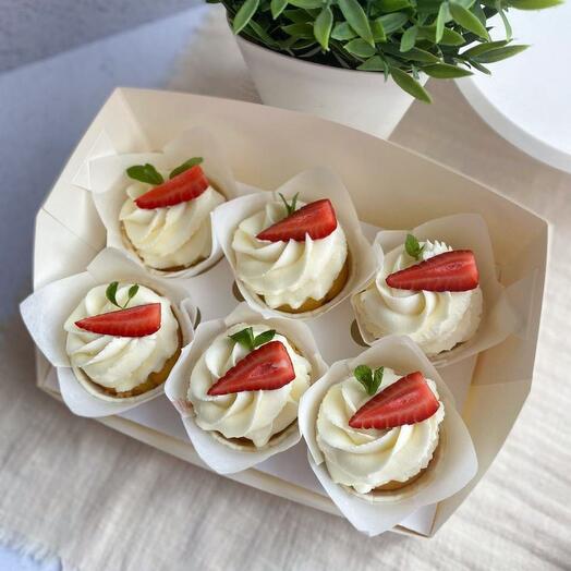 Капкейки с клубникой 6 штук
