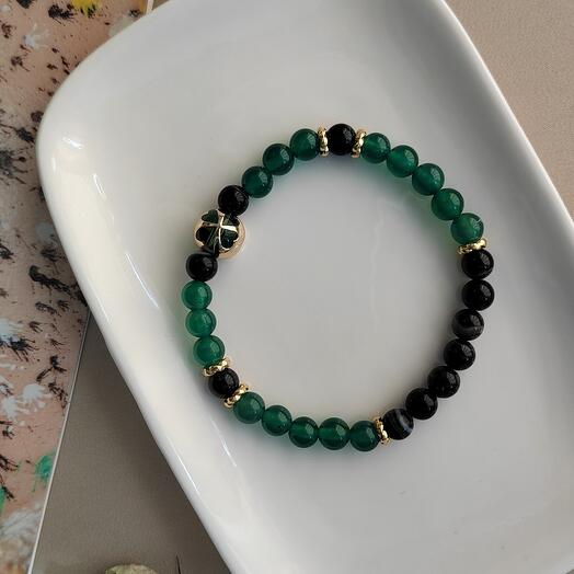 Браслет на резинке из зелёного и чёрного агата